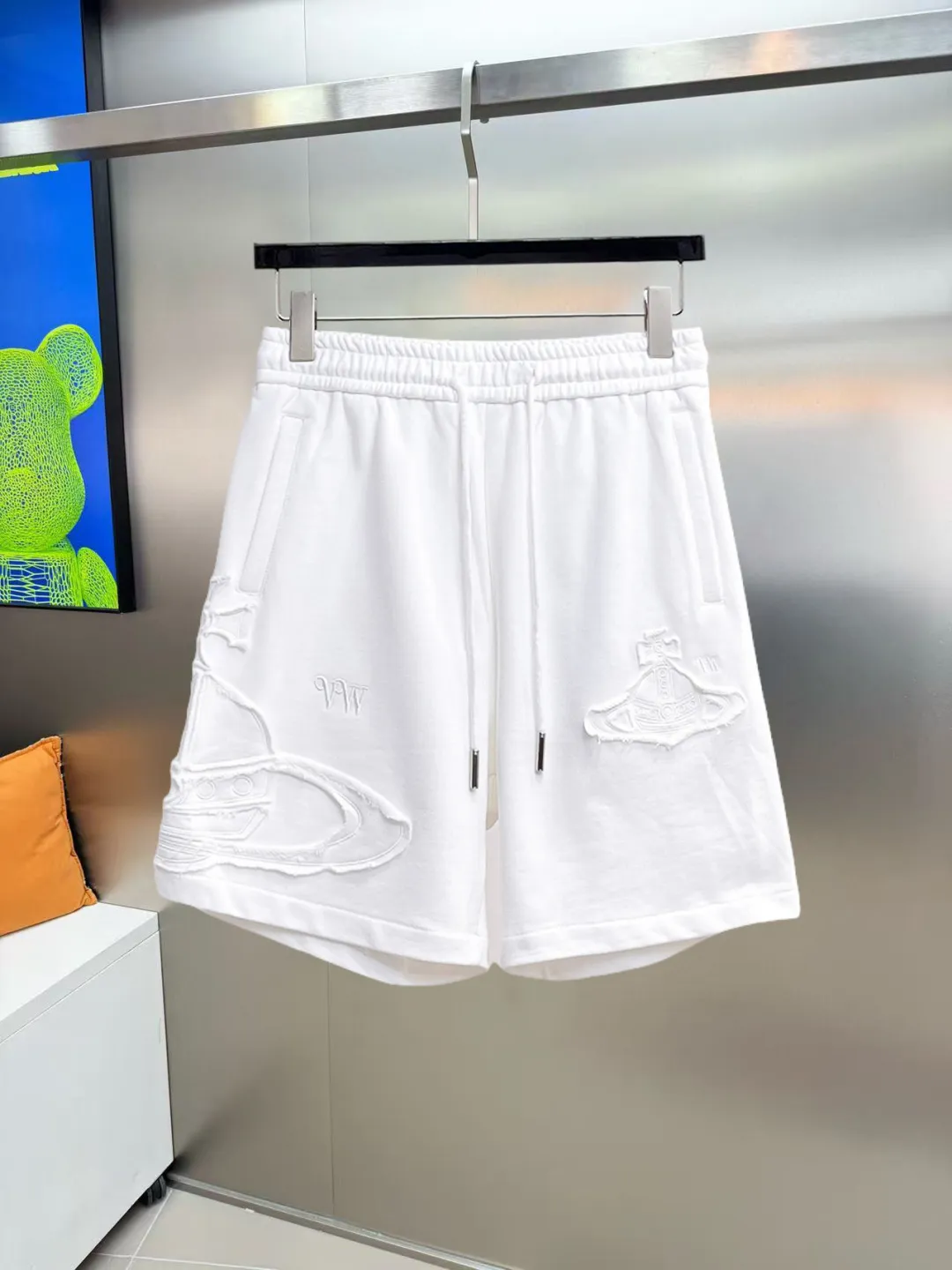 The Queen Mother's three-standard complete 2026 summer New Arrival men's casual shorts, advanced custom-made fabric Breathable fabric, Breathable elasticity and comfort, impeccable details, top-grade accessories, original logo design concept, delicate and soft feel! The upper body fit is awesome! Size: M-XXXL Please state your height and weight when ordering